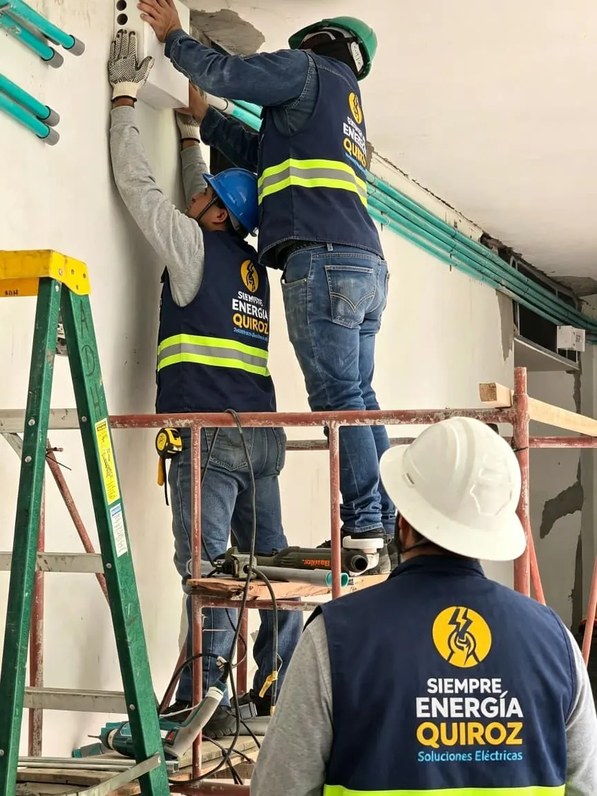 Técnicos de Siempre Energía Quiroz trabajando en una obra