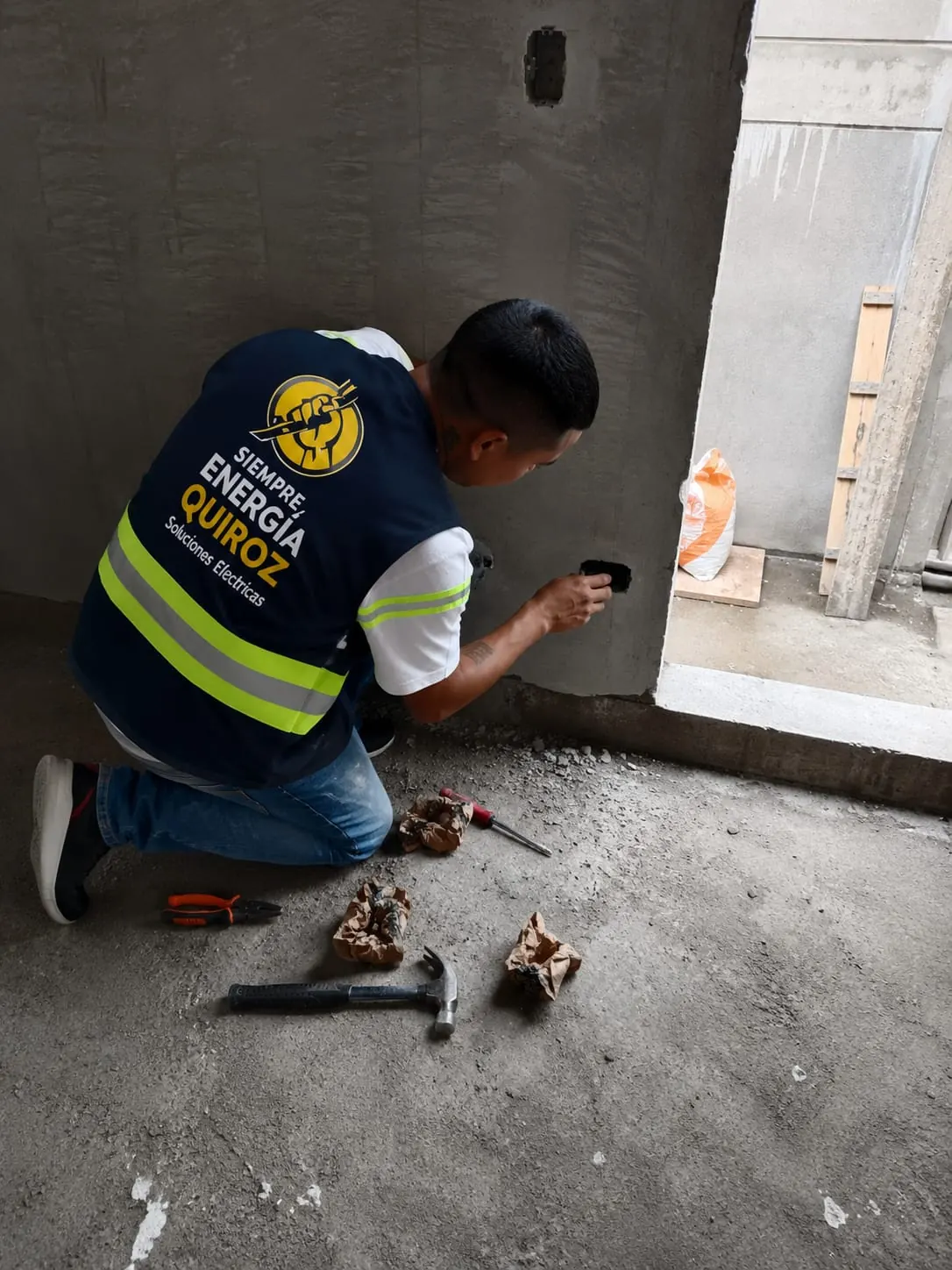 Técnico de Siempre Energía Quiroz haciendo una instalación