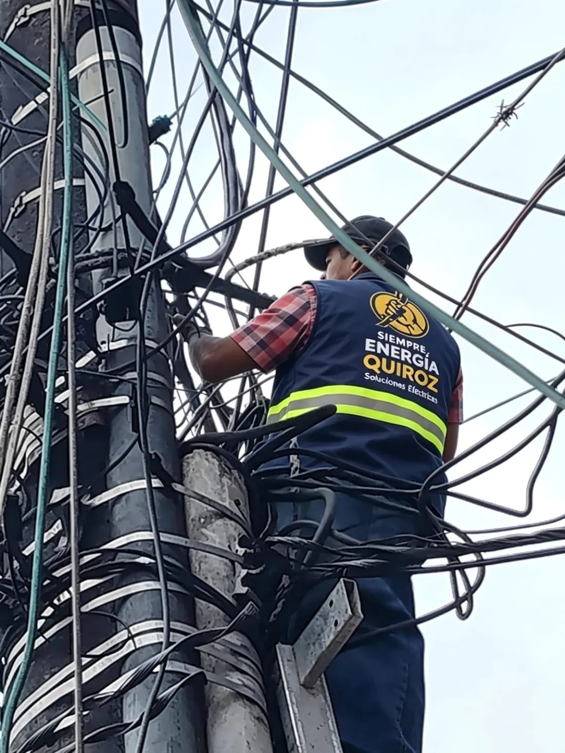 Técnico de Siempre Energía Quiroz trabajando en un poste